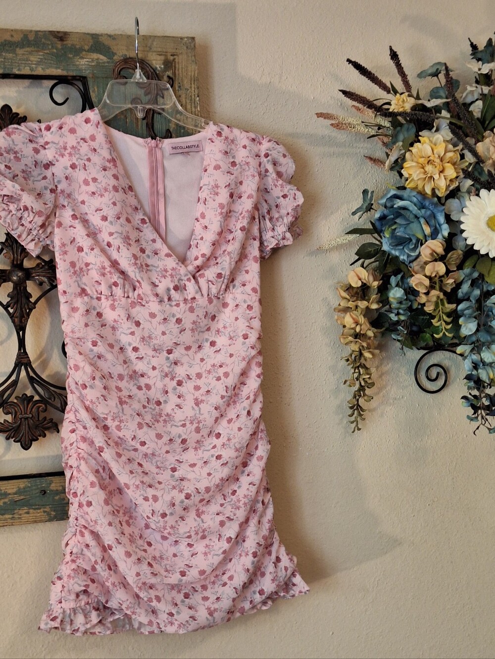 🔥🔥CLEARANCE ITEM🔥🔥Pink Floral V-Neck Ruched Mini Dress. NWOT Size Small
